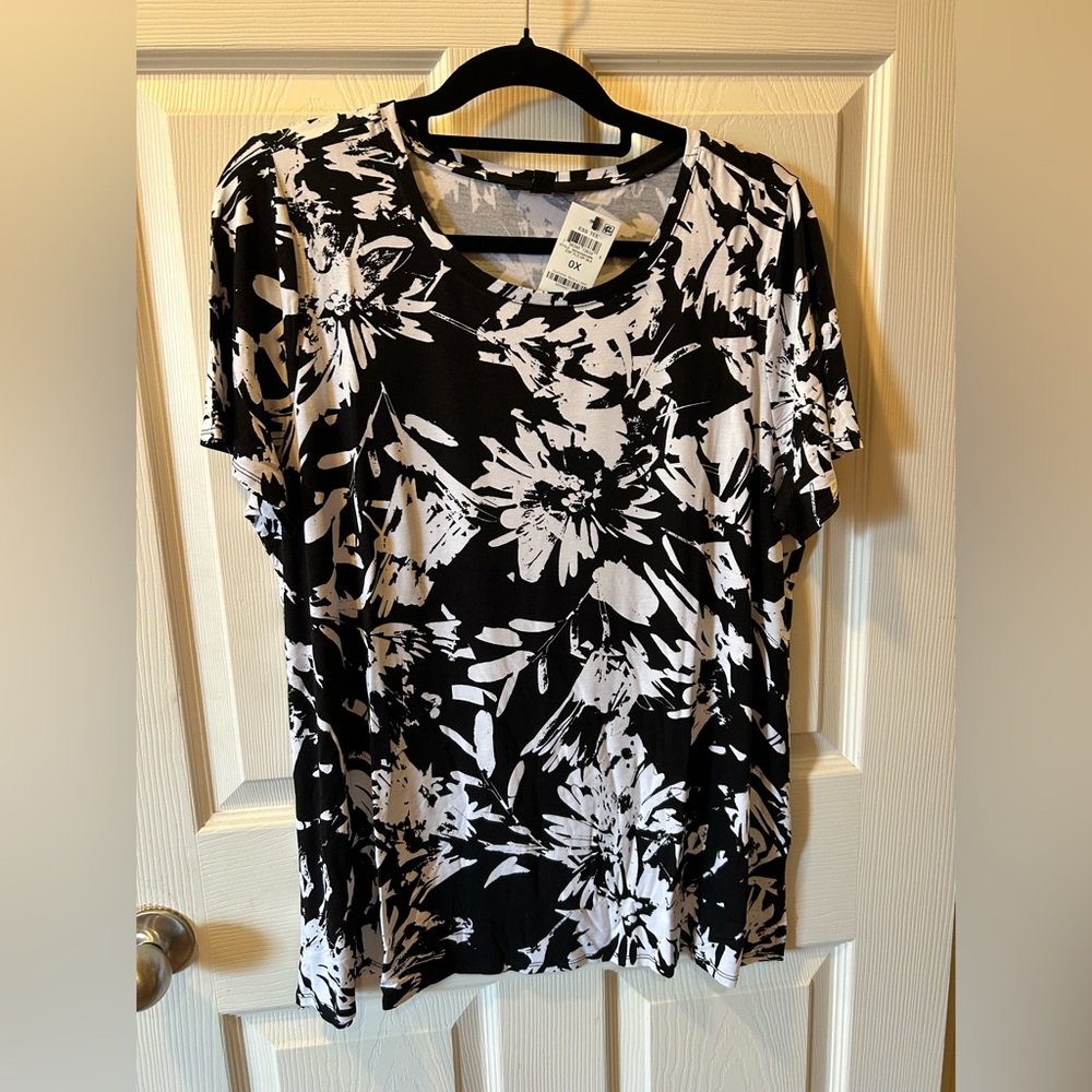Alfani Size 0X Black and White Floral Short Sleeve Top Abstract NWT
